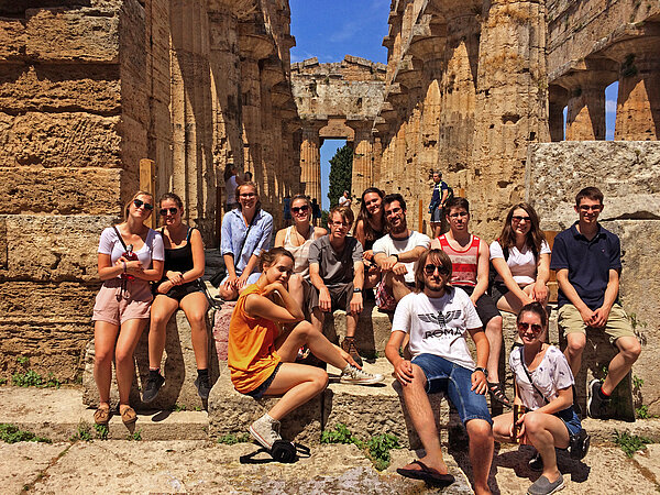 Un groupe dans des jeunes dans des ruines en Italie