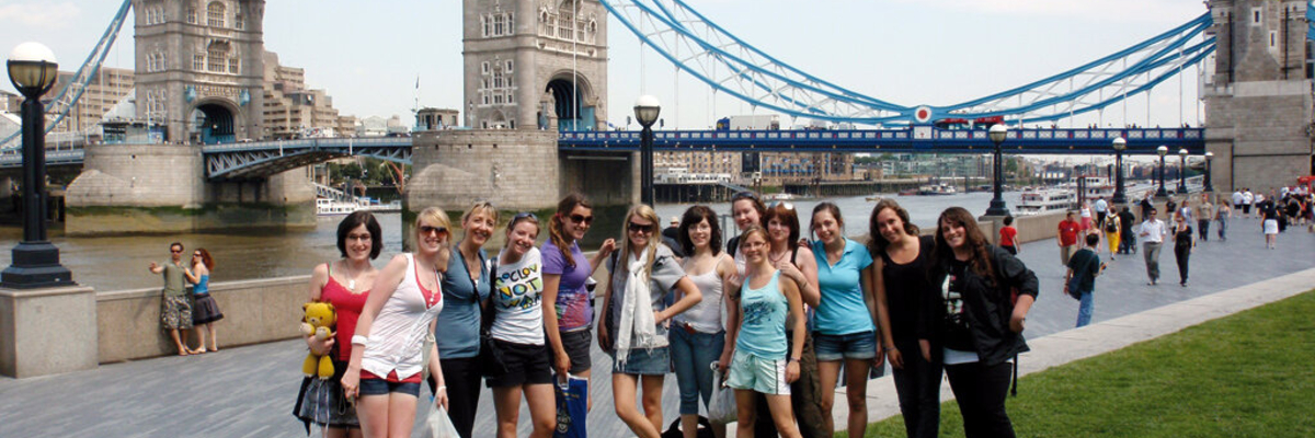 Des étudiants posent devant le Tower Bridge à Londres.