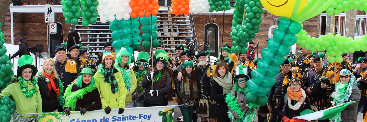 Un groupe d'étudiants costumés participent à la parade de la Saint-Patrick.